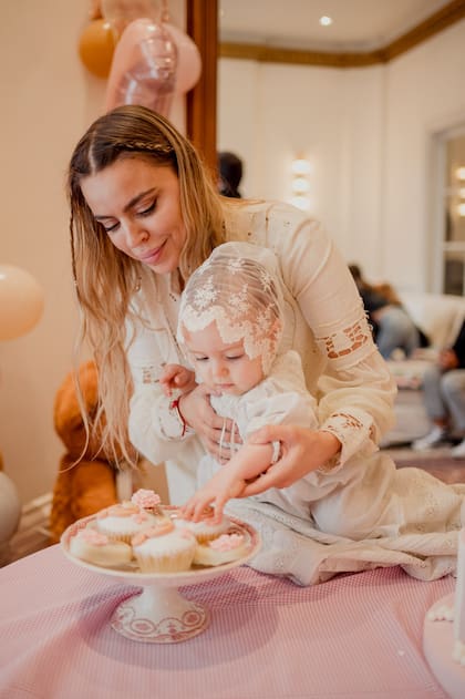 Aurora también quiso probar los cup cakes.