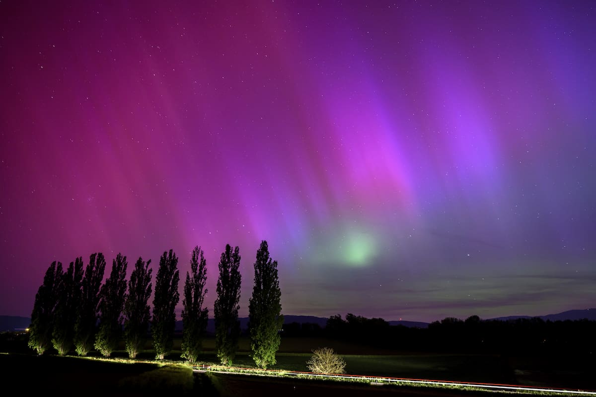 Auroras boreales en el cielo nocturno de Daillens, Suiza, este sábado; la peor tormenta solar en veinte años tuvo también efectos indeseables