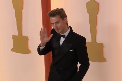 Austin Butler en la alfombra roja de los Oscar 2023