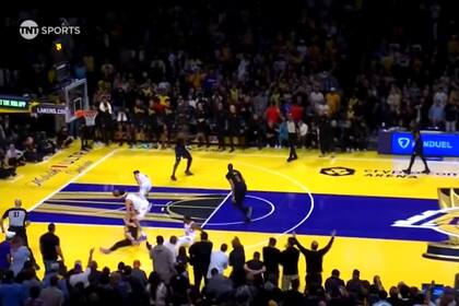 Austin Rivers pierde la pelota y LeBron James pide un tiempo muerto que desató la controversia