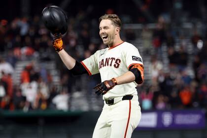 Austin Slater, de los Gigantes de San Francisco, celebra después de definir la victoria de su equipo con un sencillo durante la 10ma entrada del juego de béisbol contra los Atros de Houston, en San Francisco, el lunes 10 de junio de 2024. (AP Foto/Jed Jacobsohn)
