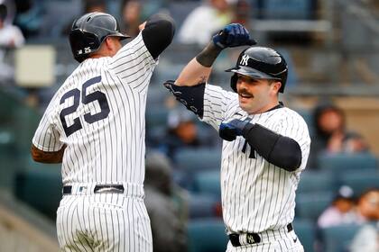 Austin Wells celebra con Gleyber Torres (25) tras batear un jonrón ante los Diamondbacks de Arizona, el lunes 25 de septiembre de 2023, en Nueva York. (AP Foto/Noah K. Murray)