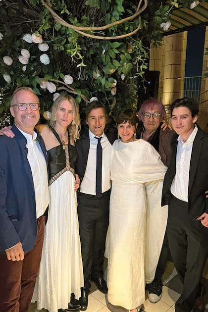 Austin y Gabriela Hearst, los novios, Osvaldo Brucco y Héctor Guerrero junior, el hijo mayor del novio.