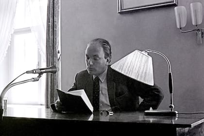 AUSTRIA - CIRCA 1968: Austrian author Thomas Bernhard at a reading. St. Veit/Glan. Photograph. 1968 (Photo by Imagno/Getty Images)
