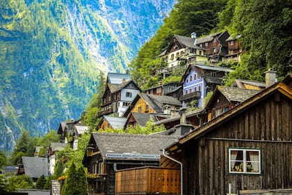 Austria es famoso por sus villas rodeadas de montañas, como Hallstatt, que se destaca por sus casas alpinas del siglo XVI y callejones con cafés y tiendas