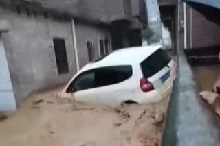 El momento en el que un auto es arrastrado por el agua