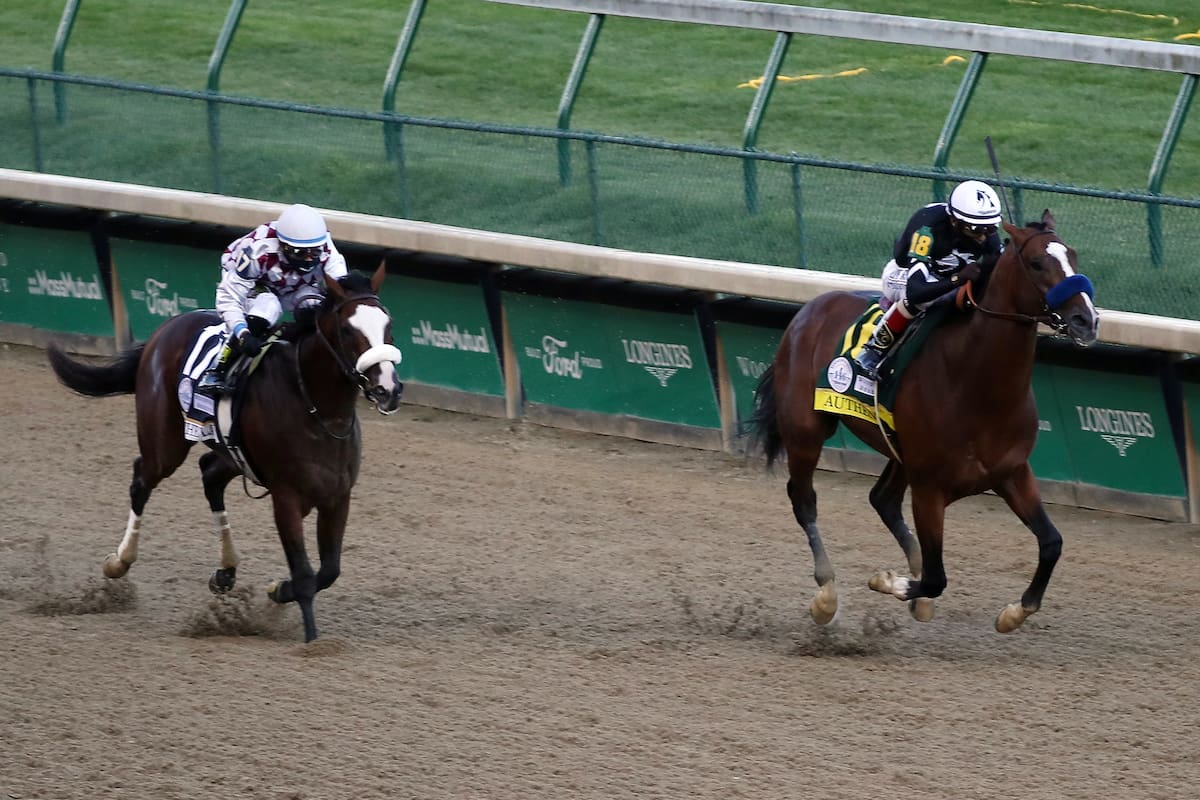 Authentic # 18, montado por el jockey John Velázquez corre por la recta final para ganar la carrera 146 del Derby de Kentucky en Churchill Downs el 05 de septiembre de 2020 en Louisville, Kentucky.