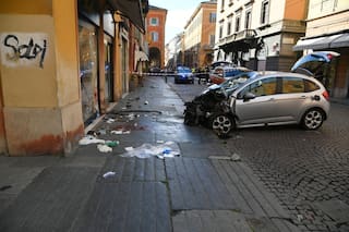 Auto arrolla a peatones en Módena, Italia; hay ocho heridos, dos de ellos graves