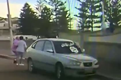 Auto de los atacantes de Sídney, que tenían la bandera de Estado Islámico, en el ataque de Australia