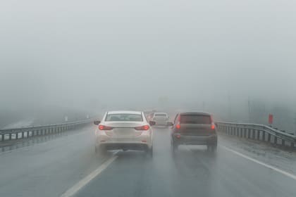 Auto realizando la maniobra de adelantamiento sin la luz de giro
