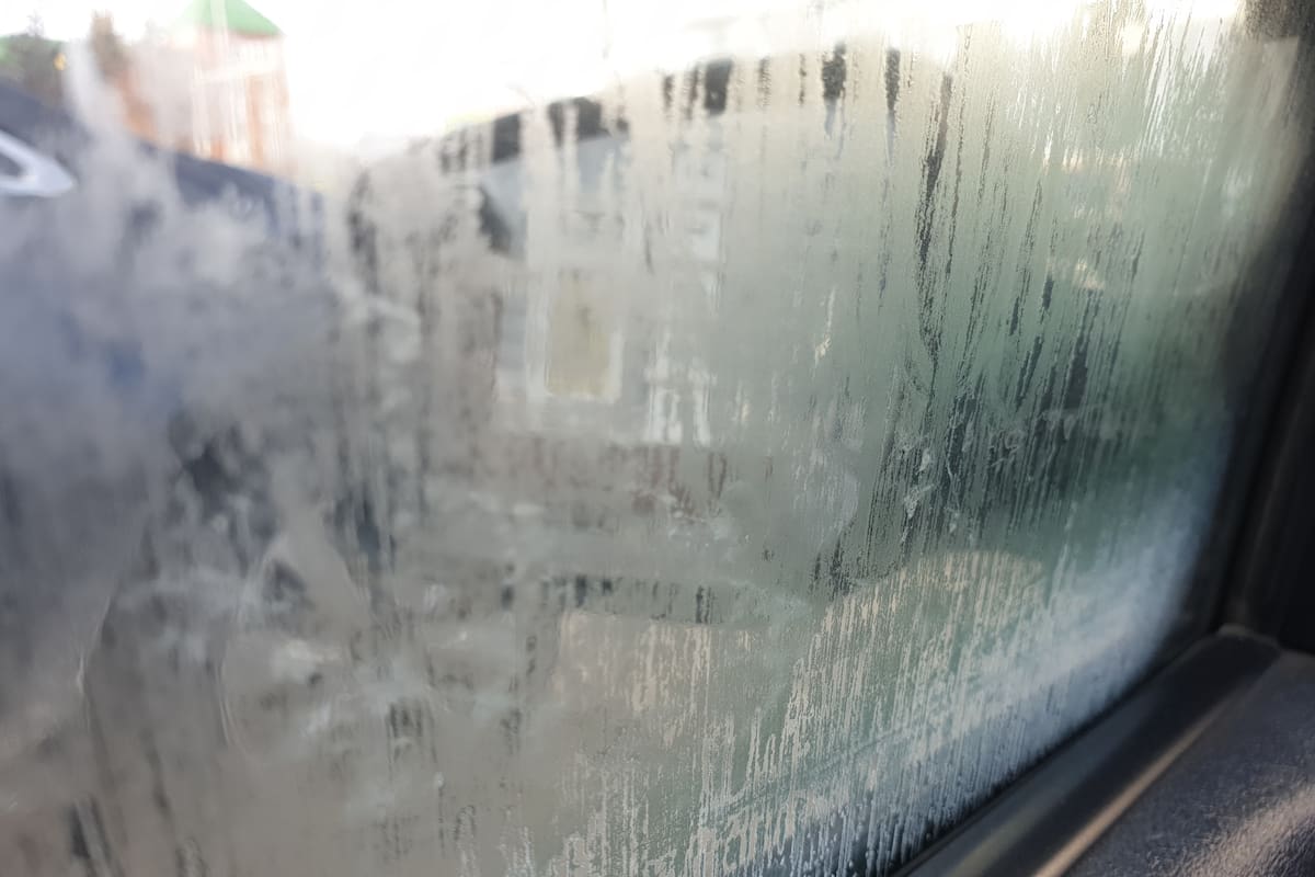 auto vidrio empañado niebla