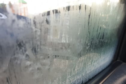 auto vidrio empañado niebla