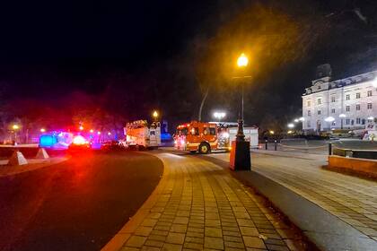 Autobombas estacionados frente a la Asamblea Nacional de Quebec, el 1 de noviembre de 2020, después de que dos personas murieron y cinco resultaron heridas por un sospechoso que empuñaba una espada y vestía ropa medieval.