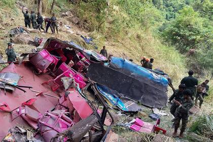Autobús de pasajeros cae por acantilado en Sri Lanka y causa 15 muertos y 16 heridos