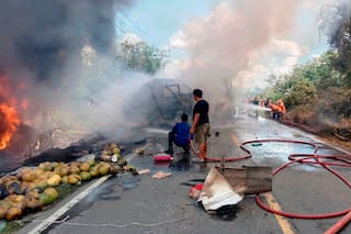 Autobús y camión cisterna chocan en Indonesia y dejan al menos 16 muertos