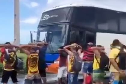 Autobuses de gente que va a votar por Lula siendo detenidos por la Policía Rodoviaria Federal.
El director general va a ser detenido por desobediencia.