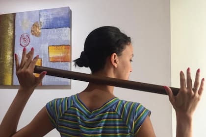 Automasaje con bastón sobre la zona del cuello