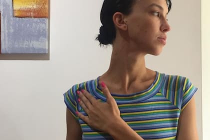 Automasaje con manos para ayudar el dolor de cuello
