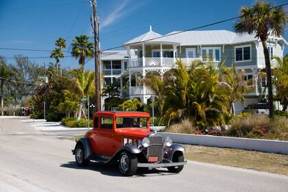 Automóvil clásico de época, modelo Chevrolet, y casas de lujo en el complejo vacacional de Anna Maria Island, Florida, EE.UU. (archivo)