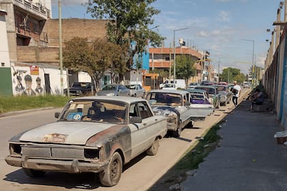 Automóviles destartalados en una de las paradas de la estación de trenes de Gregorio de Laferrere, La Matanza