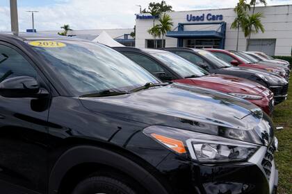 Automóviles en venta son vistos en un concesionario Potamkin Hyundai de vehículos usados el 1 de febrero del 2022 en Miami Lakes, Florida. (AP PFoto/Marta Lavandier)