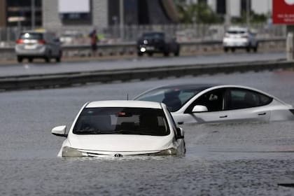 Automóviles sumergidos en Dubai este miércoles.