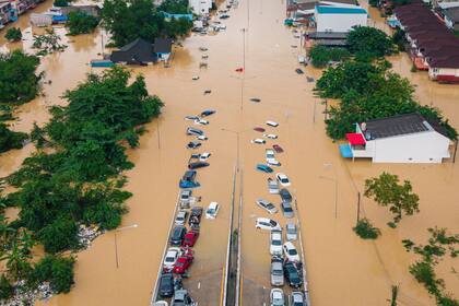 Automóviles y casas sumergidos en las inundaciones en la provincia de Songkhla, en el sur de Tailandia, el 26 de noviembre de 2025