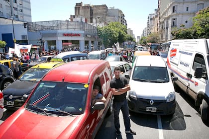 Automóviles y colectivos quedaron atrapados por los cortes de calles
