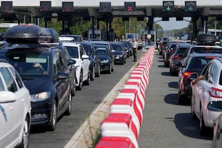 Horas de espera en la frontera entre Croacia y Serbia ponen a prueba a los viajeros bajo un calor sofocante