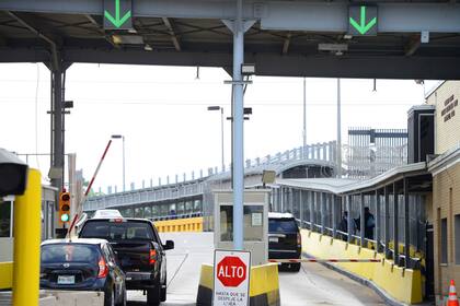 Automovilistas pagan su peaje en el puente internacional Gateway, 6 de marzo de 2023 en Brownsville, Texas, para cruzar a Matamoros, México. (Miguel Roberts/The Brownsville Herald vía AP)
