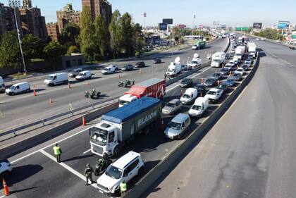 Gran cantidad de autos esperan para pasar el peaje Dock Sud, sentido a capital