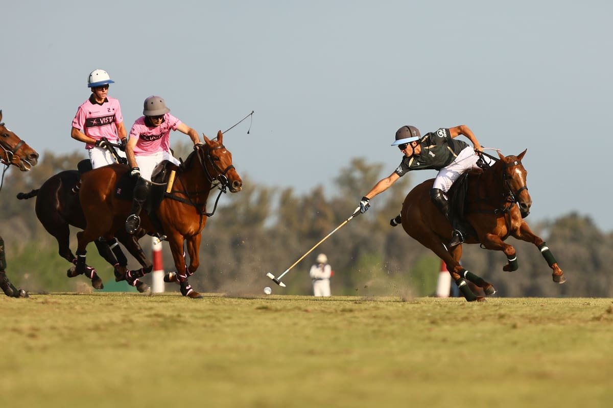 Autor de 9 tantos, Benjamín Panelo fue el mayor goleador de la segunda semifinal del Abierto de Hurlingha, que La Hache le ganó a Ellerstina-Indios Chapaleufú.