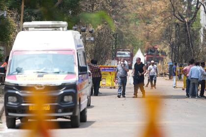 Autoridades comienzan a entregar restos de víctimas del avión estrellado de Air India a sus familias