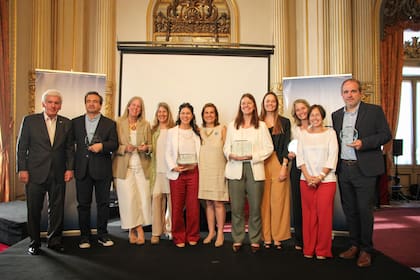 Autoridades de ACDE y ganadores del Premio ACDE Enrique Shaw