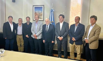Autoridades de Agricultura con Coviar
