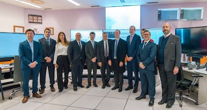 Autoridades de Compañía Mega, YPF, Petrobras y Dow recorrieron la sala de control desde donde se monitorean las operaciones del nuevo tren de fraccionamiento inaugurado en Bahía Blanca