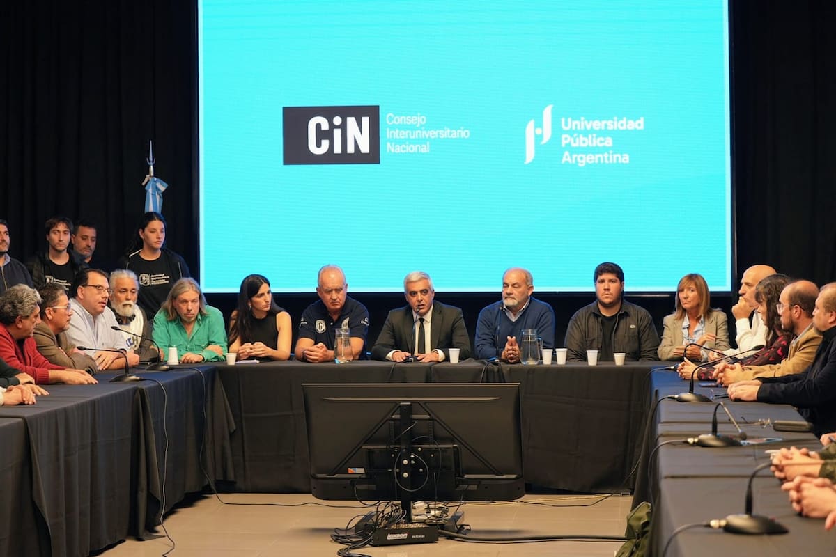 Autoridades de diferentes universidades, gremios docentes y representantes estudiantiles erstuvieron presentes en la conferencia de prensa