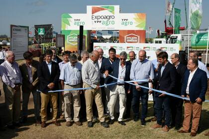 Autoridades de Expoagro, Clarín, LA NACION y el gobernador de Santa Fe, en el desenlace de cintas