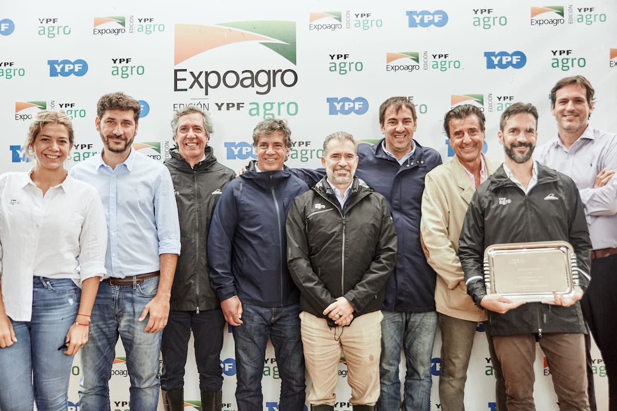 Autoridades de Exponenciar y de YPF tras la renovación de la alianza estratégica