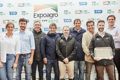 Autoridades de Exponenciar y de YPF tras la renovación de la alianza estratégica