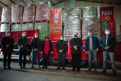 Autoridades de Misiones y de la cooperativa en el acto simbólico por el primer envío desde la provincia a India