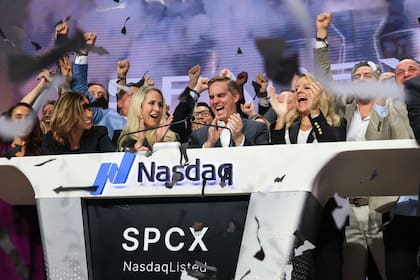 Autoridades de Space X celebran la salida a la bolsa