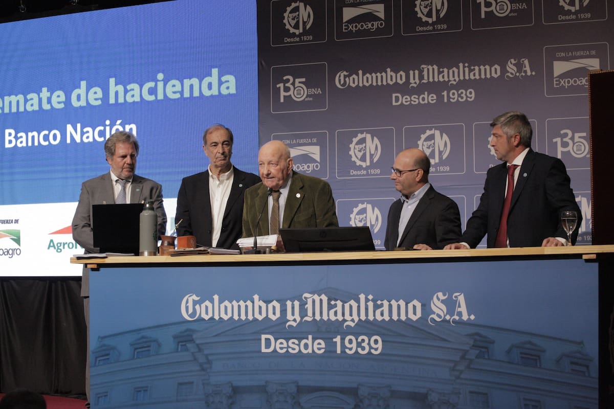 Autoridades del Banco Nación, Expoagro y la consignataria Colombo y Magliano durante la apertura del remate