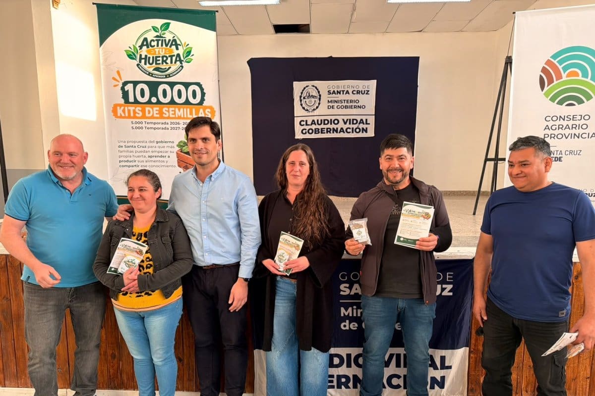Autoridades del Consejo Agrario Provincial junto a vecinos en Las Heras, Santa Cruz
