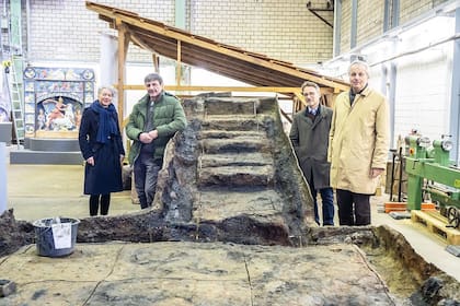 Autoridades del Museo de Frankfurt jutno a la bodega que será exhibida por primera vez