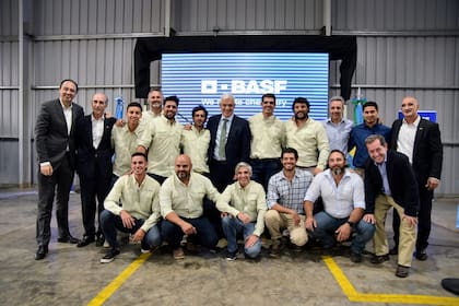 Autoridades, directivos de Basf y personal de la empresa