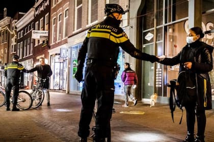 Autoridades holandesas adelantan operativos para controlar el toque de queda en el país