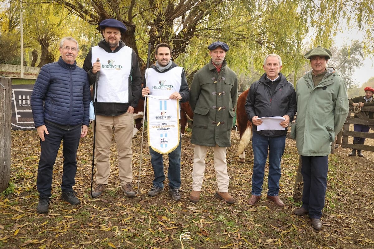 Autoridades, jurados e integrantes de la cabaña ganadora del Lote Gran Campeón Hembra de la raza Hereford
