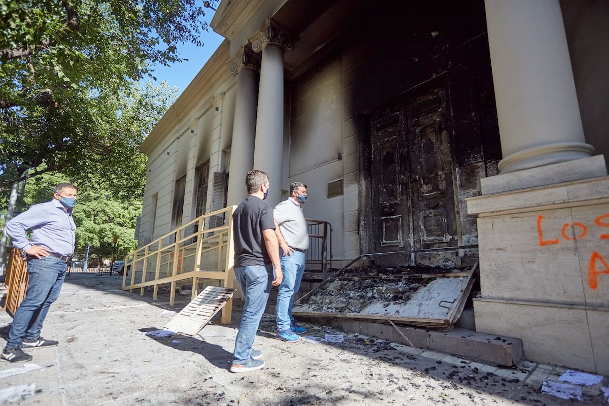 Autoridades mendocinas recorrieron las áreas de la Legislatura provincial que más daños tuvieron durante el ataque producido en la marcha NiUnaMenos.