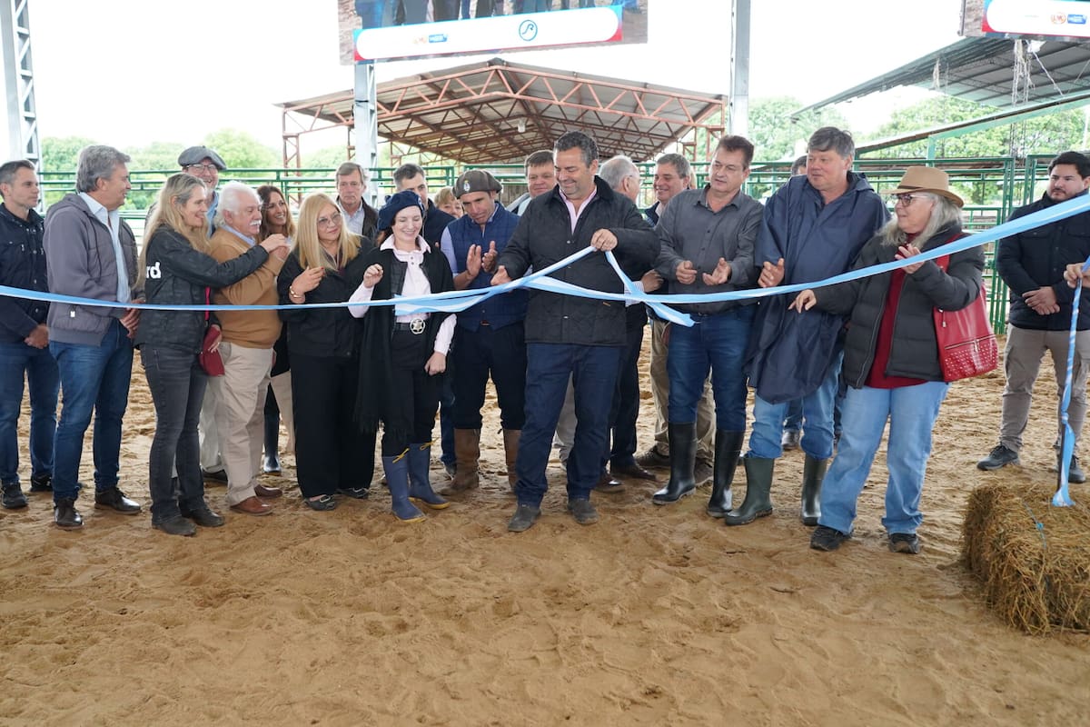 Autoridades provinciales y dirigentes del sector ganadero participaron de la inauguración oficial de la Nacional Primavera Braford en Chaco